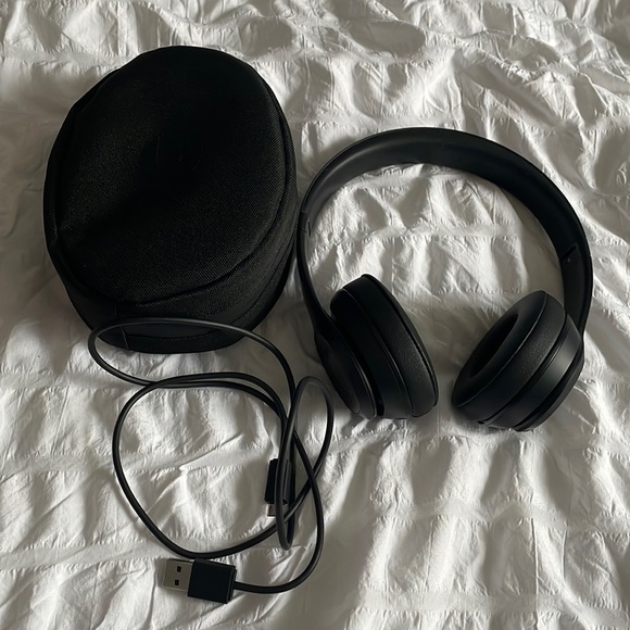 Beats solo 3 charger and case - Picture 1 of 3